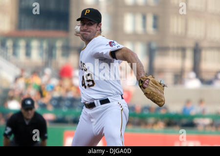 17. Juli 2010 - Pittsburgh, Pennsylvania, Vereinigte Staaten von Amerika - 17. Juli 2010: Pittsburgh Pirates starten Krug Ross Ohlendorf (49) liefert einen Platz auf der Platte während der Nationalliga-Spiel zwischen der Houston Astros und den Pittsburgh Pirates.  Die Piraten besiegt die Astros 12-6 vor 36.665 Fans im PNC Park in Pittsburgh PA.  Obligatorische Credit: Frank Jansky / Southcr Stockfoto