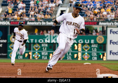 17. Juli 2010 - Pittsburgh, Pennsylvania, Vereinigte Staaten von Amerika - 17. Juli 2010: Pittsburgh Pirates Centerfielder Andrew McCutchen (22) und Shortstop Ronny Cedeno (13) beide Graben für dritten Base, wie sie beide auf einem doppelten schlagen Sie an rechten Feld während der Nationalliga-Spiel zwischen der Houston Astros und den Pittsburgh Pirates erzielen werden.  Die Piraten besiegt die Astros 12-6 vor 36, Stockfoto