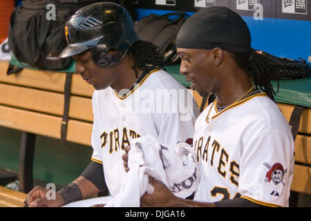 17. Juli 2010 - Pittsburgh, Pennsylvania, Vereinigte Staaten von Amerika - 17. Juli 2010: Pittsburgh Pirates Rightfielder Lastings Milledge (85) und Centerfielder Andrew McCutchen (22) auf der Trainerbank während der Nationalliga-Spiel zwischen der Houston Astros und den Pittsburgh Pirates.  Die Piraten besiegt die Astros 12-6 vor 36.665 Fans im PNC Park in Pittsburgh PA.  Obligatorische Credit: Stockfoto