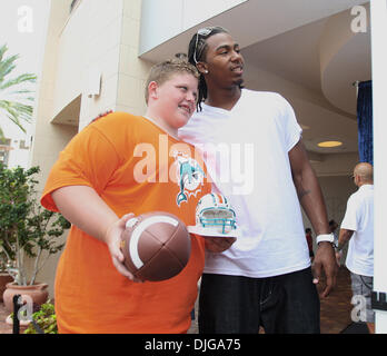 17. Juli 2010 - Palm Beach Gardens, FL - Florida, USA - Vereinigte Staaten - 071710 (Damon Higgins/The Palm Beach Post) - Delfine Cornerback Sean Smith (r) posiert für Bild mit Ventilator Jason Britt, 12, von Jupiter während einer Autogrammstunde im Downtown in The Gardens Samstag Nachmittag statt. Neben Smith, Jared Odrick, die Delfine insgesamt nahmen an der Veranstaltung in der NFL Draft pick Stockfoto