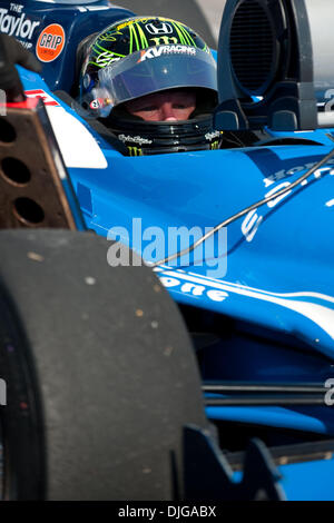 17. Juli 2010 - Toronto, Ontario, Kanada - 17. Juli 2010: Paul Tracy versucht kühl zu halten, wie er bereitet sich für die Honda Indy Toronto an Exhibition Place in Toronto, ON zu qualifizieren. (Kredit-Bild: © Oliver Tag/Southcreek Global/ZUMApress.com) Stockfoto