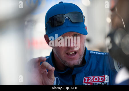 17. Juli 2010 - Toronto, Ontario, Kanada - 17. Juli 2010: Paul Tracy beschreibt Qualifikation mit seiner Crew in der Honda Indy an Exhibition Place in Toronto, ON. (Kredit-Bild: © Oliver Tag/Southcreek Global/ZUMApress.com) Stockfoto