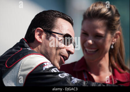 17. Juli 2010 - Toronto, Ontario, Kanada - 17. Juli 2010: Helio Castroneves macht die Medien über die Honda Indy an Exhibition Place in Toronto, ON lachen. (Kredit-Bild: © Oliver Tag/Southcreek Global/ZUMApress.com) Stockfoto