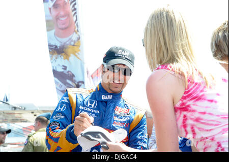 17. Juli 2010 - Toronto, Ontario, Kanada - 17. Juli 2010: Alex Tagliani gibt Autogramme für die Fans in der Honda Indy an Exhibition Place in Toronto, ON. (Kredit-Bild: © Oliver Tag/Southcreek Global/ZUMApress.com) Stockfoto