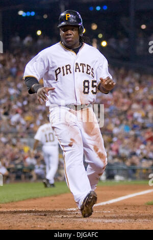 17. Juli 2010 - Pittsburgh, Pennsylvania, Vereinigte Staaten von Amerika - 17. Juli 2010: Pittsburgh Pirates Rightfielder Lastings Milledge (85) erhält einen Lauf in der Nationalliga-Spiel zwischen der Houston Astros und den Pittsburgh Pirates.  Die Piraten besiegt die Astros 12-6 vor 36.665 Fans im PNC Park in Pittsburgh PA.  Obligatorische Credit: Frank Jansky / Southcreek (Rahmenkredit Stockfoto