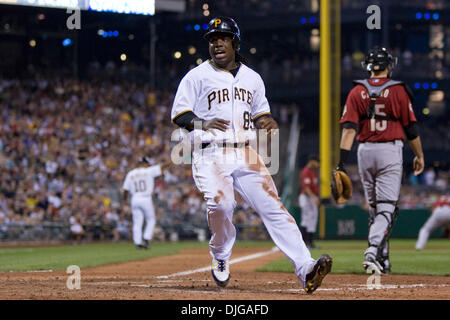 17. Juli 2010 - Pittsburgh, Pennsylvania, Vereinigte Staaten von Amerika - 17. Juli 2010: Pittsburgh Pirates Rightfielder Lastings Milledge (85) erhält einen Lauf in der Nationalliga-Spiel zwischen der Houston Astros und den Pittsburgh Pirates.  Die Piraten besiegt die Astros 12-6 vor 36.665 Fans im PNC Park in Pittsburgh PA.  Obligatorische Credit: Frank Jansky / Southcreek (Rahmenkredit Stockfoto