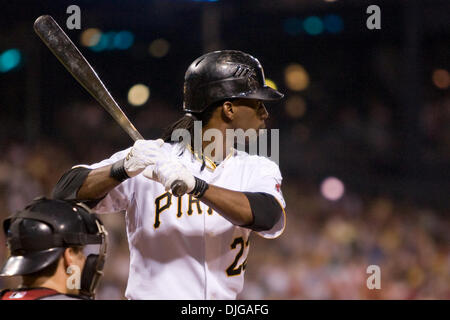 17. Juli 2010 - Pittsburgh, Pennsylvania, Vereinigte Staaten von Amerika - 17. Juli 2010: Pittsburgh Pirates Centerfielder Andrew McCutchen (22) an bat während der Nationalliga-Spiel zwischen der Houston Astros und den Pittsburgh Pirates.  Die Piraten besiegt die Astros 12-6 vor 36.665 Fans im PNC Park in Pittsburgh PA.  Obligatorische Credit: Frank Jansky / Southcreek Global (Credit Bild Stockfoto