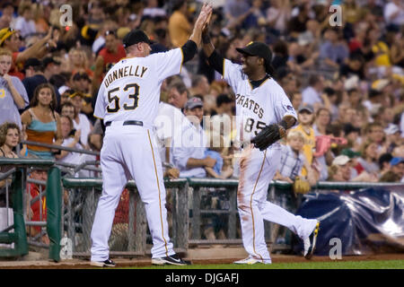 17. Juli 2010 - Pittsburgh, Pennsylvania, Vereinigte Staaten von Amerika - 17. Juli 2010: Pittsburgh Pirates Entlastung Krug Brendan Donnelly (53) gratuliert Rightfielder Lastings Milledge (85) nach Milledge eine laufende fangen in das rechte Feld Wand während der National League Spiel zwischen der Houston Astros und den Pittsburgh Pirates gemacht.  Die Piraten besiegt die Astros 12-6 vor 3 Stockfoto