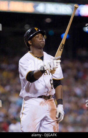 17. Juli 2010 - Pittsburgh, Pennsylvania, Vereinigte Staaten von Amerika - 17. Juli 2010: Pittsburgh Pirates Rightfielder Lastings Milledge (85) nach dem Auftreffen während die Nationalliga-Spiel zwischen der Houston Astros und den Pittsburgh Pirates.  Die Piraten besiegt die Astros 12-6 vor 36.665 Fans im PNC Park in Pittsburgh PA.  Obligatorische Credit: Frank Jansky / Global (Southcreek Stockfoto