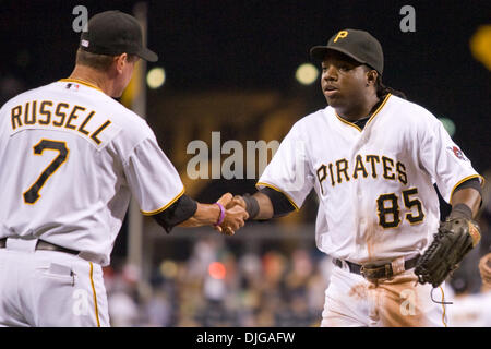 17. Juli 2010 - Pittsburgh, Pennsylvania, Vereinigte Staaten von Amerika - 17. Juli 2010: Pittsburgh Pirates Manager John Russell (7) gratuliert Rightfielder Lastings Milledge (85) nach der National League-Spiel zwischen der Houston Astros und den Pittsburgh Pirates.  Die Piraten besiegt die Astros 12-6 vor 36.665 Fans im PNC Park in Pittsburgh PA.  Obligatorische Credit: Frank Jansk Stockfoto