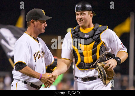 17. Juli 2010 - Pittsburgh, Pennsylvania, Vereinigte Staaten von Amerika - 17. Juli 2010: Pittsburgh Pirates Manager John Russell (7) gratuliert Catcher Erik Kratz (38) nach der National League-Spiel zwischen der Houston Astros und den Pittsburgh Pirates.  In seinem ersten Major-League-Spiel das 30 Jahre alte Kratz hatte zwei Hits und erzielte einen Lauf, als die Piraten die Astros 12-6 Befo besiegte Stockfoto