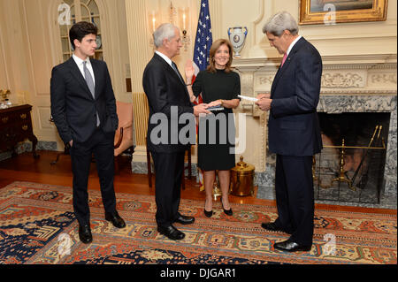 US-Außenminister John Kerry schwört Caroline Kennedy als US-Botschafter in Japan an das US-Außenministerium in Washington, DC, am 12. November 2013. Botschafter Kennedy wird von ihrem Mann, Dr. Edwin Schlossberg, und Sohn, John "Jack" Schlossberg begleitet. © US State Department/AFLO/Alamy Live-Nachrichten Stockfoto