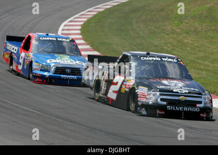 17 Juli 2010:Kevin Harvick (#2, Stubbs legendäre Bar-B-Q/Kroger, Chevorlet) & Max Papis (#9, GEICO, Toyota) NASCAR Camping World Truck Series auf dem Gateway International Raceway in Madison, Illinois.  Obligatorische Credit - Jimmy Simmons / Southcreek Global. (Kredit-Bild: © Jimmy Simmons/Southcreek Global/ZUMApress.com) Stockfoto