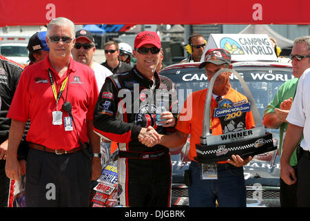 17. Juli 2010: Kevin Harvick (#2, Stubbs legendäre Bar-B-Q/Kroger, Chevorlet) präsentiert die Trophäe nach dem Gewinn der NASCAR Camping World Truck Series auf dem Gateway International Raceway in Madison, Illinois.  Obligatorische Credit - Scott Kane / Southcreek Global. (Kredit-Bild: © Scott Kane/Southcreek Global/ZUMApress.com) Stockfoto