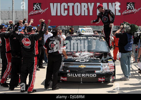 17. Juli 2010: Kevin Harvick (#2, Stubbs legendäre Bar-B-Q/Kroger, Chevorlet) und Crew in Sieg zu feiern, nach dem Gewinn der NASCAR Camping World Truck Series auf dem Gateway International Raceway in Madison, Illinois.  Obligatorische Credit - Scott Kane / Southcreek Global. (Kredit-Bild: © Scott Kane/Southcreek Global/ZUMApress.com) Stockfoto