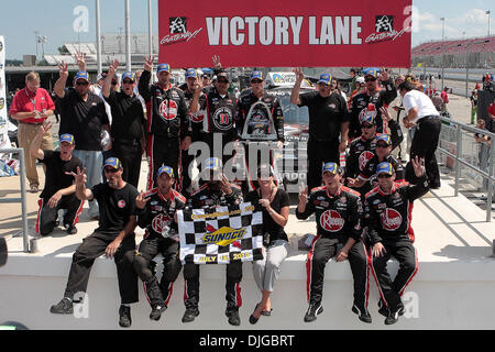 17. Juli 2010: Kevin Harvick (#2, Stubbs legendäre Bar-B-Q/Kroger, Chevorlet) und Crew in der Victory Lane nach dem Gewinn der NASCAR Camping World Truck Series auf dem Gateway International Raceway in Madison, Illinois.  Obligatorische Credit - Scott Kane / Southcreek Global. (Kredit-Bild: © Scott Kane/Southcreek Global/ZUMApress.com) Stockfoto