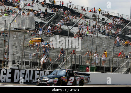 17. Juli 2010: Kevin Harvick (#2, Stubbs legendäre Bar-B-Q/Kroger, Chevorlet) nimmt die Zielflagge, der NASCAR Camping World Truck Series auf dem Gateway International Raceway in Madison, Illinois zu gewinnen.  Obligatorische Credit - Scott Kane / Southcreek Global. (Kredit-Bild: © Scott Kane/Southcreek Global/ZUMApress.com) Stockfoto