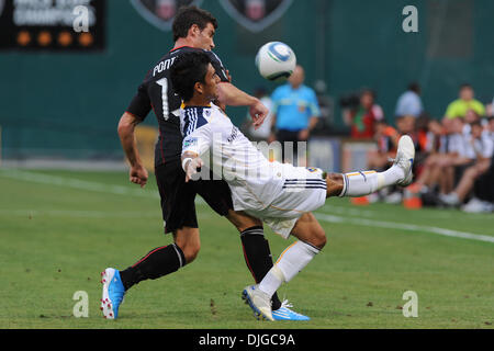 18. Juli 2010 - Washington Dc, District Of Columbia, Vereinigte Staaten von Amerika - 18. Juli 2010: LA Galaxy Defender A. J. DeLaGarza (20) und DC United forward Chris Pontius (13) kämpfen um den Ball am Sonntag Spiel im RFK Stadium in Washington DC. Die LA Galaxy ging auf 2-1... obligatorisch Credit: Russell Tracy / Southcreek Global. (Kredit-Bild: © Southcreek Global/ZUMApres Stockfoto