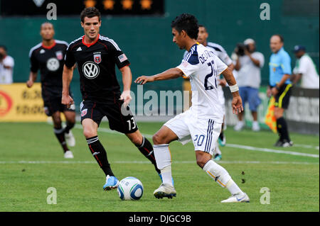 18. Juli 2010 - Washington Dc, District Of Columbia, Vereinigte Staaten von Amerika - 18. Juli 2010: LA Galaxy Defender A. J. DeLaGarza (20) und DC United forward Chris Pontius (13) kämpfen um den Ball am Sonntag Spiel im RFK Stadium in Washington DC. Die LA Galaxy ging auf 2-1... obligatorisch Credit: Russell Tracy / Southcreek Global. (Kredit-Bild: © Southcreek Global/ZUMApress Stockfoto