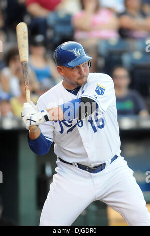 19. Juli 2010 - Kansas City, Missouri, Vereinigte Staaten von Amerika - 19. Juli 2010: Kansas City Royals erster Basisspieler Billy Butler (16) gegen die Toronto Blue Jays Fledermäuse. Die Kansas City Royals trail der Toronto Blue Jays 2-1 in der fünften im Kauffman Stadium in Kansas City, Missouri... Obligatorische Credit: Dak Dillon / Southcreek Global. (Kredit-Bild: © Southcreek Global/ZUMApress.com) Stockfoto