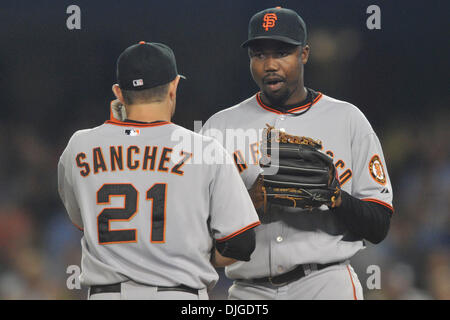 19. Juli 2010 - Los Angeles, California, Vereinigte Staaten von Amerika - 19. Juli 2010: San Francisco Giants zweiter Basisspieler Freddy Sanchez (21) und Entlastung Krug Guillermo Mota (59) treffen sich auf dem Hügel. Die San Francisco Giants verlor gegen die Los Angeles Dodgers im Dodger Stadium in Los Angeles, Kalifornien. Obligatorische Credit: Andrew Fielding / Southcreek Global (Kredit-Bild: © Southcreek Gl Stockfoto