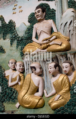 Eine schöne buddhistische Wand Reliefskulptur zeigt Buddha als dünne Mann in einem buddhistischen Tempel in Battambang, Kambodscha. Stockfoto