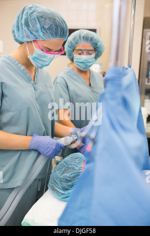 Krankenschwester Anpassung Sauerstoffmaske auf Patienten Stockfoto