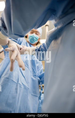 Weiblich-Krankenschwester Arzt bei Handschuh tragen Stockfoto