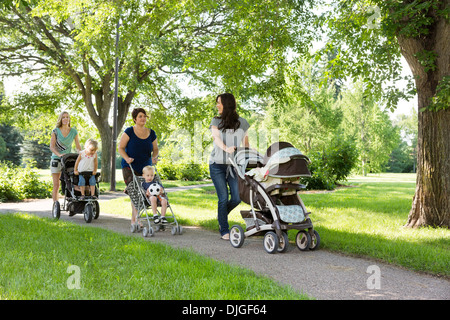 Mütter mit Kinderwagen im Park spazieren Stockfoto