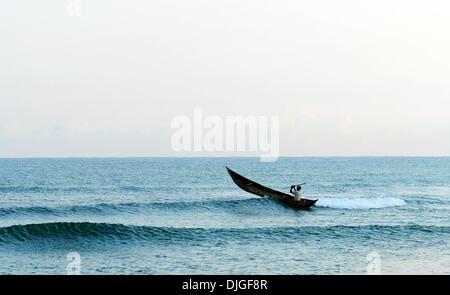 (131128)--Peking, 28. November 2013 (Xinhua)--Foto am 20. November 2013 zeigt ein Boot auf dem Meer in der Nähe von Sambava, Madagaskar. (Xinhua/Wu Xiaoling) (Zhf) Stockfoto