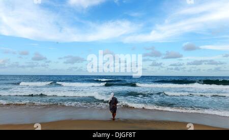 (131128)--Peking, 28. November 2013 (Xinhua)--A Frau schaut auf das Meer am Strand in Sambava, Madagaskar, 20. November 2013. (Xinhua/Wu Xiaoling) (Zhf) Stockfoto