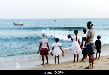 (131128)--Peking, 28. November 2013 (Xinhua)--Leute schauen auf einem Boot am Strand in Sambava, Madagaskar, 23. November 2013. (Xinhua/Wu Xiaoling) (Zhf) Stockfoto