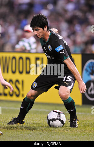 21. Juli 2010 - Boston, Massachusetts, Vereinigte Staaten von Amerika - 21. Juli 2010: sportliche Mittelfeldspieler Jaime ValdŽz (15) steuert den Ball. Celtic FC besiegte Sporting 6 - 5 im Elfmeterschießen mit einem 1: 1-Endstand in einem internationalen Freundschaftsspiel am Fenway Park in Boston, Massachusetts, die erste Fenway Fussball Challenge zu gewinnen. Obligatorische Credit: Geoff Bolte / Southcreek Global (Cre Stockfoto