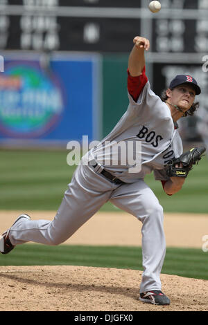 21. Juli 2010 - Oakland, California, Vereinigte Staaten von Amerika - 21. Juli 2010: Oakland, CA: Oakland Athletics hosten die Boston Red Sox.   Boston Red Sox ab Krug Clay Buchholz (11) Stellplätze gegen die Oakland Athletics.  Oakland Athletics gewannen das Spiel 6-4.  Obligatorische Credit: Dinno Kovic / Southcreek Global Media (Kredit-Bild: © Southcreek Global/ZUMApress.com) Stockfoto