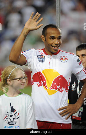 22. Juli 2010 - erkennt Harrison, New Jersey, Vereinigte Staaten von Amerika - 22. Juli 2010 - neue Unterzeichnung New York Red Bulls nach vorn Thierry Henry (#14) das Publikum während Einführungen für das Eröffnungsspiel der Barclays New York Football Challenge. Sporen gehen auf 2-1 im Red Bull Stadion in Harrison, New Jersey. Obligatorische Kredit: Brooks Von Arx, Jr./Southcreek Global. (Kredit-ich Stockfoto