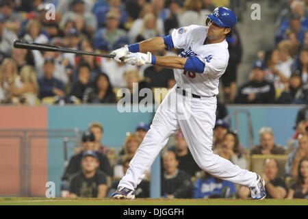 22. Juli 2010 - Los Angeles, California, Vereinigte Staaten von Amerika - 22. Juli 2010: Los Angeles Dodgers Recht Fielder Andre Ethier (16) Fouls off einen Stellplatz. Die New York Mets waren Shutout von den Los Angeles Dodgers, 2-0, im Dodger Stadium in Los Angeles, Kalifornien. Obligatorische Credit: Andrew Fielding / Southcreek Global (Kredit-Bild: © Southcreek Global/ZUMApress.com) Stockfoto