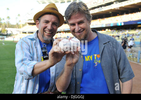 22. Juli 2010 - Los Angeles, California, Vereinigte Staaten von Amerika - 22. Juli 2010: Phineas und Ferb Schöpfer Jeff "Swampy '' Marsh (links) und Dan Povenmire (rechts) zeremoniellen halten ersten pitch Baseballs für die Kamera. Die New York Mets waren Shutout von den Los Angeles Dodgers, 2-0, im Dodger Stadium in Los Angeles, Kalifornien. Obligatorische Credit: Andrew Fielding / Global (Southcreek Stockfoto