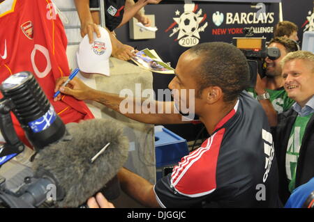 22. Juli 2010 Autogramme - Harrison, New Jersey, Vereinigte Staaten von Amerika - 22. Juli 2010 - New York Red Bulls nach vorn Thierry Henry (#14) Anzeichen für die Anhänger nach dem ersten Spiel der Barclays New York Football Challenge im Red Bull Stadion in Harrison, New Jersey. Obligatorische Kredit: Brooks Von Arx, Jr./Southcreek Global (Credit-Bild: © Southcreek Global/ZUMApress.com) Stockfoto