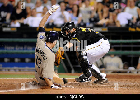 23. Juli 2010 - Pittsburgh, PA, Vereinigte Staaten von Amerika - 23. Juli 2010: Pittsburgh Pirates Catcher Jason Jaramillo (35) Stichwörter aus San Diego Padres Outfielder Chris Denorfia (13) wie He in eine Home-Plate im siebten Inning von Spiel Action zwischen den Piraten und Padres im PNC Park in Pittsburgh, PA... Die Piraten fiel auf die Padres mit einem Score von 5-3.Mandatory Credit: Dean Bea Stockfoto