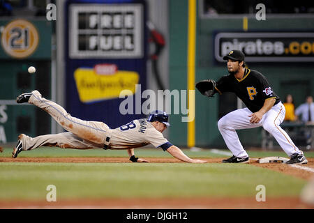 23. Juli 2010 - Pittsburgh, PA, Vereinigte Staaten von Amerika - 23. Juli 2010: San Diego Padres Outfielder Aaron Cunninngham (28) taucht wieder in erster Stützpunkt gegen die Pittsburgh Pirates 1 b Wurf Garrett Jones (46) im sechsten Inning der Spielaktion zwischen den Piraten und Padres im PNC Park in Pittsburgh, PA... Die Piraten fiel auf die Padres mit einem Score von 5-3.Mandatory Credit: Dean Stockfoto