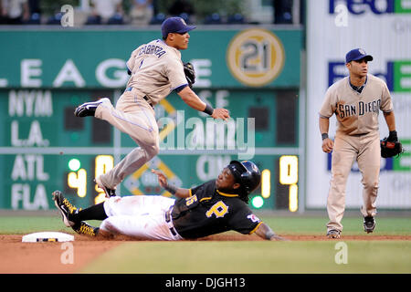 23. Juli 2010 - Pittsburgh, PA, Vereinigte Staaten von Amerika - 23. Juli 2010: San Diego Padres SS Everth Cabrera (1) macht der Wurf zum ersten für ein Doppel zu spielen als Pittsburgh Pirates Outfielder Lastings Milledge (85) Dias in zweiten Base im vierten Inning der Spielaktion zwischen den Piraten und Padres im PNC Park in Pittsburgh, PA... Die Piraten fiel auf die Padres mit einem Score von 5: 3 Stockfoto