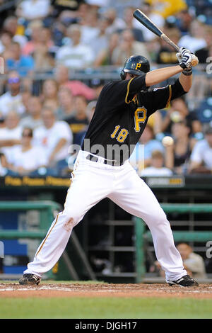 23. Juli 2010 - Pittsburgh, PA, Vereinigte Staaten von Amerika - 23. Juli 2010: Pittsburgh Pirates 2 b Neil Walker (18) unterstützt der Platte durch einen Pitch aus San Diego Padres Start Krug Kevin Correia (29) im vierten Inning von Spiel Action zwischen den Piraten und Padres im PNC Park in Pittsburgh, PA bekommt... Die Piraten fiel auf die Padres mit einem Score von 5-3.Mandatory Credit: Dean Beatt Stockfoto