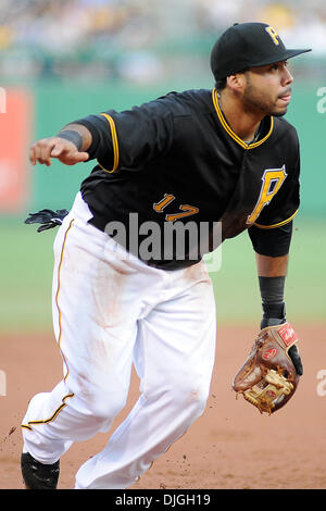 23. Juli 2010 - Pittsburgh, PA, Vereinigte Staaten von Amerika - 23. Juli 2010: Pittsburgh Pirates 3 b Pedro Alvarez (17) nach einem Boden-Ball im zweiten Inning von Spiel Action zwischen den Piraten und Padres im PNC Park in Pittsburgh, PA geht... Die Piraten fiel auf die Padres mit einem Score von 5-3.Mandatory Credit: Dean Beattie / Southcreek Global Media (Credit-Bild: © Southcreek Global/ZUMA Stockfoto