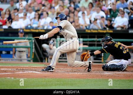 23. Juli 2010 - Pittsburgh, PA, Vereinigte Staaten von Amerika - 23. Juli 2010: San Diego Padres Outfielder Chris Denorfia (13) bricht seinen Schläger, da er (35) Fänge im zweiten Inning von Spiel Action zwischen den Piraten und Padres im PNC Park in Pittsburgh, PA., linkes Feld als Pittsburgh Piraten Jason Jaramillo verdoppelt... Die Piraten fiel auf die Padres mit einem Score von 5-3.Mandatory Credit: D Stockfoto