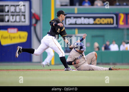 23. Juli 2010 - Pittsburgh, PA, Vereinigte Staaten von Amerika - 23. Juli 2010: San Diego Padres Catcher Yorvit Torrealba (8) wird markiert durch Pittsburgh Pirates' SS Ronny Cedeno (13) zwischen ersten und zweiten Base nach immer versuchen, zweiten Base im dritten Inning der Spielaktion zwischen den Piraten und Padres im PNC Park in Pittsburgh, Pennsylvania zu stehlen abgeholt... Die Piraten fiel auf Stockfoto