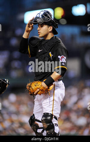 23. Juli 2010 - Pittsburgh, PA, Vereinigte Staaten von Amerika - 23. Juli 2010: Pittsburgh Pirates Catcher Jason Jaramillo (35) steht hinter der Platte während der Spielaktion zwischen den Piraten und Padres im PNC Park in Pittsburgh, PA... Die Piraten fiel auf die Padres mit einem Score von 5-3.Mandatory Credit: Dean Beattie / Southcreek Global Media (Credit-Bild: © Southcreek Global/ZUMApress.com) Stockfoto