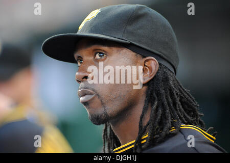 23. Juli 2010 - Pittsburgh, PA, Vereinigte Staaten von Amerika - 23. Juli 2010: Pittsburgh Pirates Outfielder Andrew McCutchen (22) Uhren aus der Einbaum nach fehlen mehrere Spiele wegen einem verstauchten Schulter wie die Piraten auf die Padres im PNC Park in Pittsburgh, PA nehmen... Die Piraten fiel auf die Padres mit einem Score von 5-3.Mandatory Credit: Dean Beattie / Southcreek Global Media (Credit Stockfoto