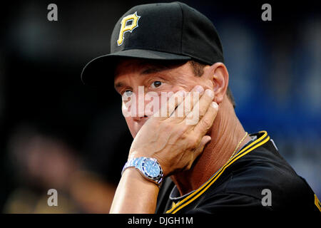 23. Juli 2010 - Pittsburgh, PA, Vereinigte Staaten von Amerika - 23. Juli 2010: Pittsburgh Pirates Manager John Russell (7) blickt auf das Feld von der Trainerbank während der Spielaktion zwischen den Piraten und Padres im PNC Park in Pittsburgh, PA... Die Piraten fiel auf die Padres mit einem Score von 5-3.Mandatory Credit: Dean Beattie / Southcreek Global Media (Credit-Bild: © Southcreek Global/ZUMApr Stockfoto