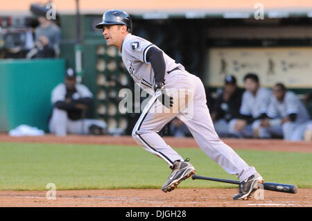 23. Juli 2010 - Oakland, CA, Vereinigte Staaten von Amerika - 23. Juli 2010; Oakland, Kalifornien, USA; Chicago White Sox dritte Baseman Omar Vizquel (11) am Freitag das Spiel in Oakland-Alameda County Coliseum.  Die White Sox schlagen die Leichtathletik-5-1.  Obligatorische Credit: Scott Beley / Southcreek Global Media (Kredit-Bild: © Southcreek Global/ZUMApress.com) Stockfoto