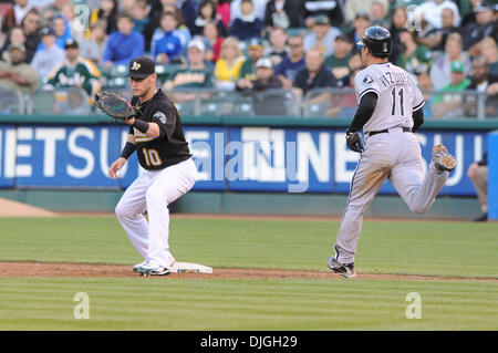 23. Juli 2010 - Oakland, CA, Vereinigte Staaten von Amerika - 23. Juli 2010; Oakland, Kalifornien, USA; Chicago White Sox dritte Baseman Omar Vizquel (11) wird zunächst als Oakland Athletics erster Basisspieler Daric Barton (10) den Ball während Freitag Spiel bei Oakland-Alameda County Coliseum fängt hinausgeworfen.  Die White Sox schlagen die Leichtathletik-5-1.  Obligatorische Credit: Scott Beley / Southcreek globale Medi Stockfoto